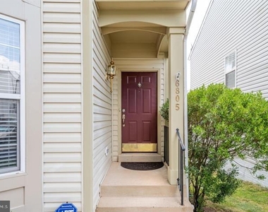 6805 Hollow Glen Court - Photo Thumbnail 14