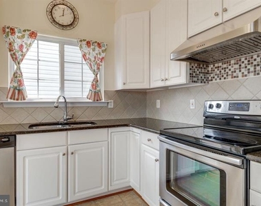 6805 Hollow Glen Court - Photo Thumbnail 5