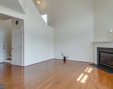 6805 Hollow Glen Court - Photo Thumbnail 9