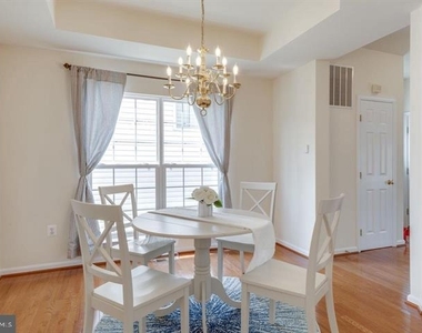 6805 Hollow Glen Court - Photo Thumbnail 10
