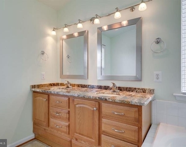 6805 Hollow Glen Court - Photo Thumbnail 22