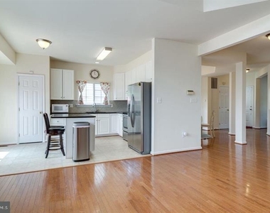 6805 Hollow Glen Court - Photo Thumbnail 2