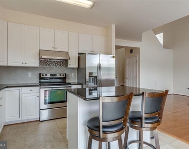 6805 Hollow Glen Court - Photo Thumbnail 4