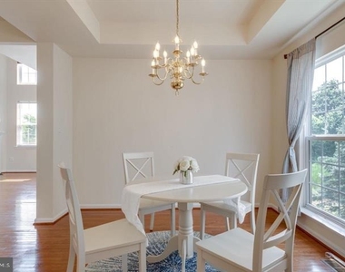 6805 Hollow Glen Court - Photo Thumbnail 11