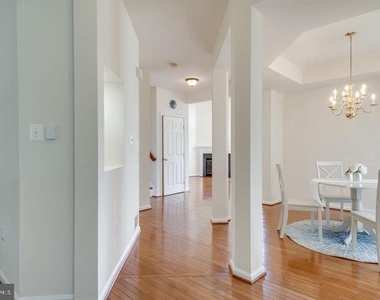 6805 Hollow Glen Court - Photo Thumbnail 7