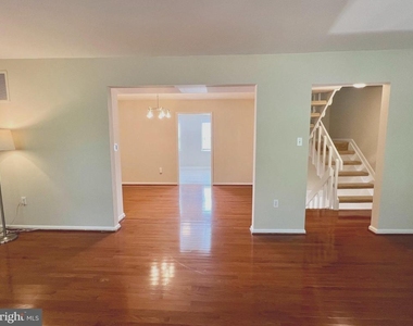 8124 Larkin Lane - Photo Thumbnail 5