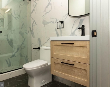 327 S 16th Street - Photo Thumbnail 7