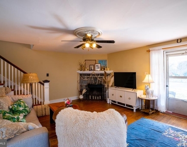 409 Price Street - Photo Thumbnail 3