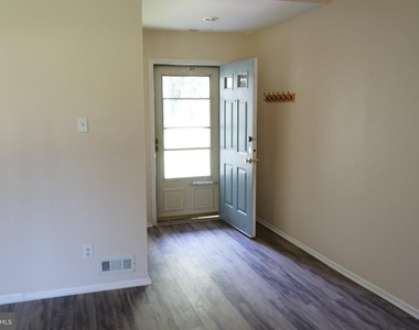 906 Roberts Lane - Photo Thumbnail 2