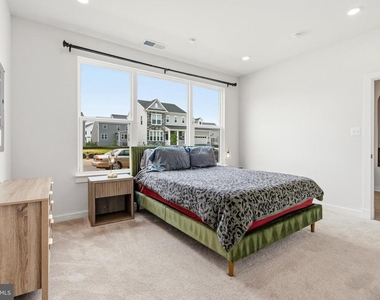 16007 Hyde Park Place - Photo Thumbnail 6