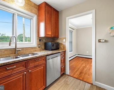 8005 Murray Hill Drive - Photo Thumbnail 9