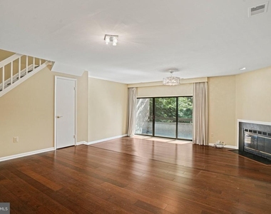 5205 King Charles Way - Photo Thumbnail 6