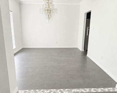 1002 Acanthus St - Photo Thumbnail 5