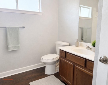 1002 Acanthus St - Photo Thumbnail 7