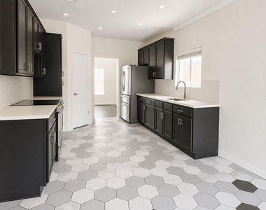 1002 Acanthus St - Photo Thumbnail 2