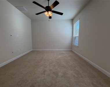 3240 E Whitestone Blvd - Photo Thumbnail 20