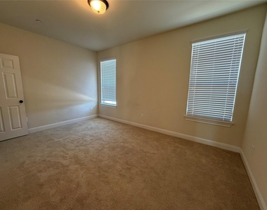 3240 E Whitestone Blvd - Photo Thumbnail 7