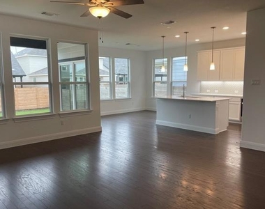 304 Harbors Ln - Photo Thumbnail 3