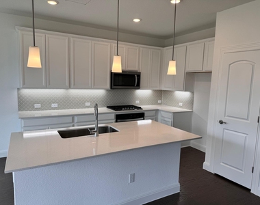 304 Harbors Ln - Photo Thumbnail 5