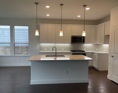 304 Harbors Ln - Photo Thumbnail 6