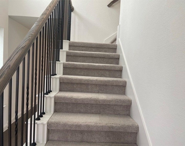 304 Harbors Ln - Photo Thumbnail 2