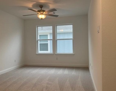 304 Harbors Ln - Photo Thumbnail 8