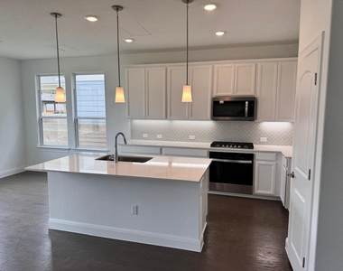 304 Harbors Ln - Photo Thumbnail 4