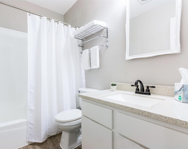 1209 Turtle Creek Blvd - Photo Thumbnail 9