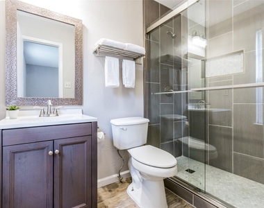 1209 Turtle Creek Blvd - Photo Thumbnail 11