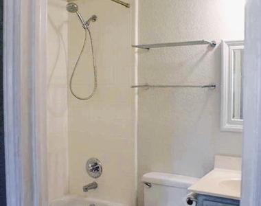 1704 S College St - Photo Thumbnail 4