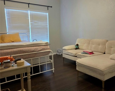 1704 S College St - Photo Thumbnail 19