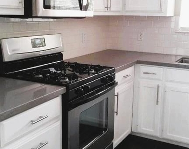 1704 S College St - Photo Thumbnail 3