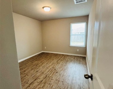1311 Henry David Dr - Photo Thumbnail 7