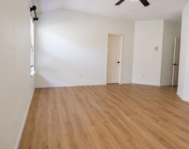 3844 Laurel Ridge Dr - Photo Thumbnail 7
