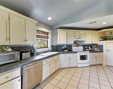 1712 Lakeshore Dr - Photo Thumbnail 6