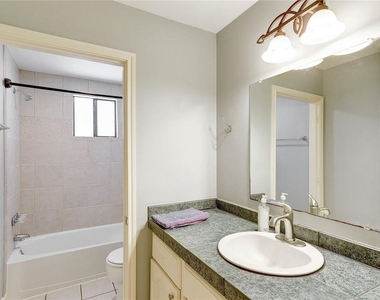 1712 Lakeshore Dr - Photo Thumbnail 9