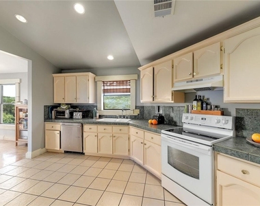 1712 Lakeshore Dr - Photo Thumbnail 5