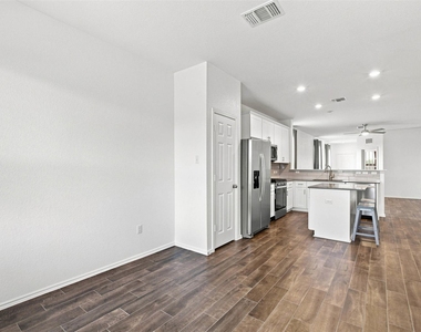 100 Bennington Dr - Photo Thumbnail 13
