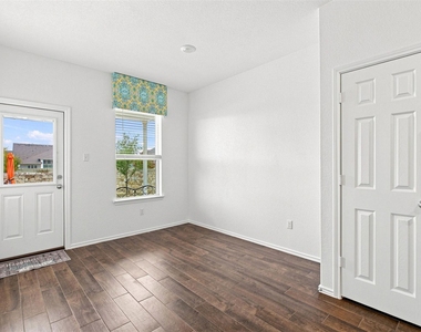 100 Bennington Dr - Photo Thumbnail 12