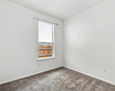 100 Bennington Dr - Photo Thumbnail 17