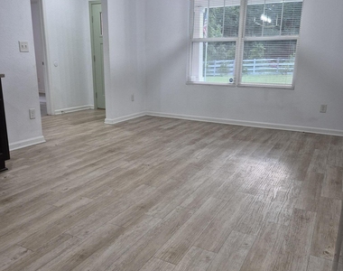 6806 Old Middleburg Road S - Photo Thumbnail 7
