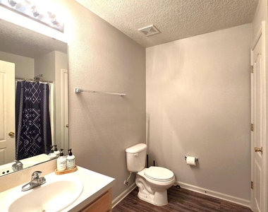 963 Collinswood Drive - Photo Thumbnail 10