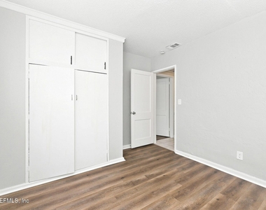 6856 Camelot Road - Photo Thumbnail 12