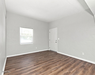 6856 Camelot Road - Photo Thumbnail 3