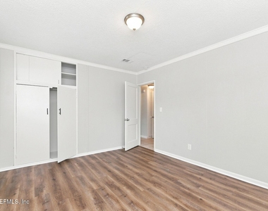 6856 Camelot Road - Photo Thumbnail 8