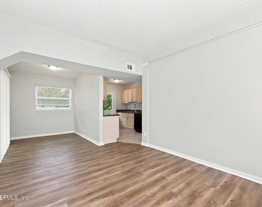 6856 Camelot Road - Photo Thumbnail 2