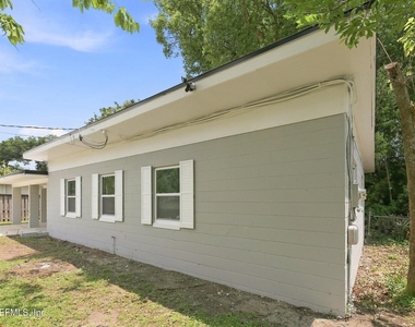 6856 Camelot Road - Photo Thumbnail 1