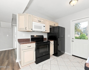 6856 Camelot Road - Photo Thumbnail 5