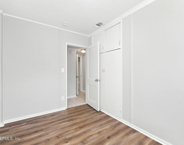 6856 Camelot Road - Photo Thumbnail 11