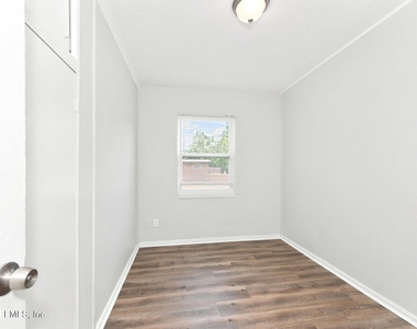 6856 Camelot Road - Photo Thumbnail 9